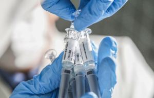 Empresa china anuncia que su vacuna contra el coronavirus tiene una eficacia de más de 90%