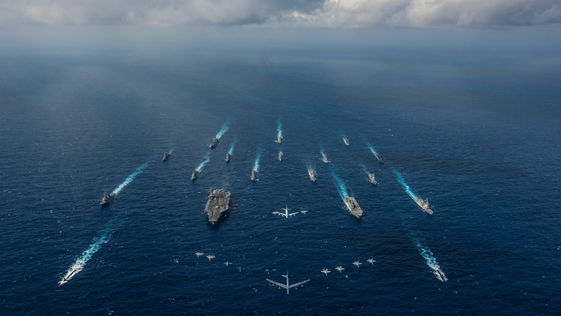 LA FOTO: El poderío militar de EEUU y Japón brilló tras partir de la base en Yokosuka