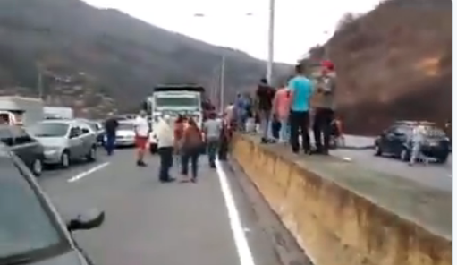 Cerrada la autopista Caracas-Guarenas por escasez de combustible #1Jun (video)