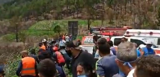 Vehículo perdió el control y sale de la vía en Tazón #28Jun (Video)