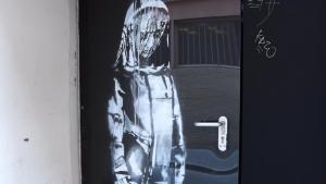 Hallan en Italia obra robada de Banksy en homenaje a víctimas del Bataclan en París