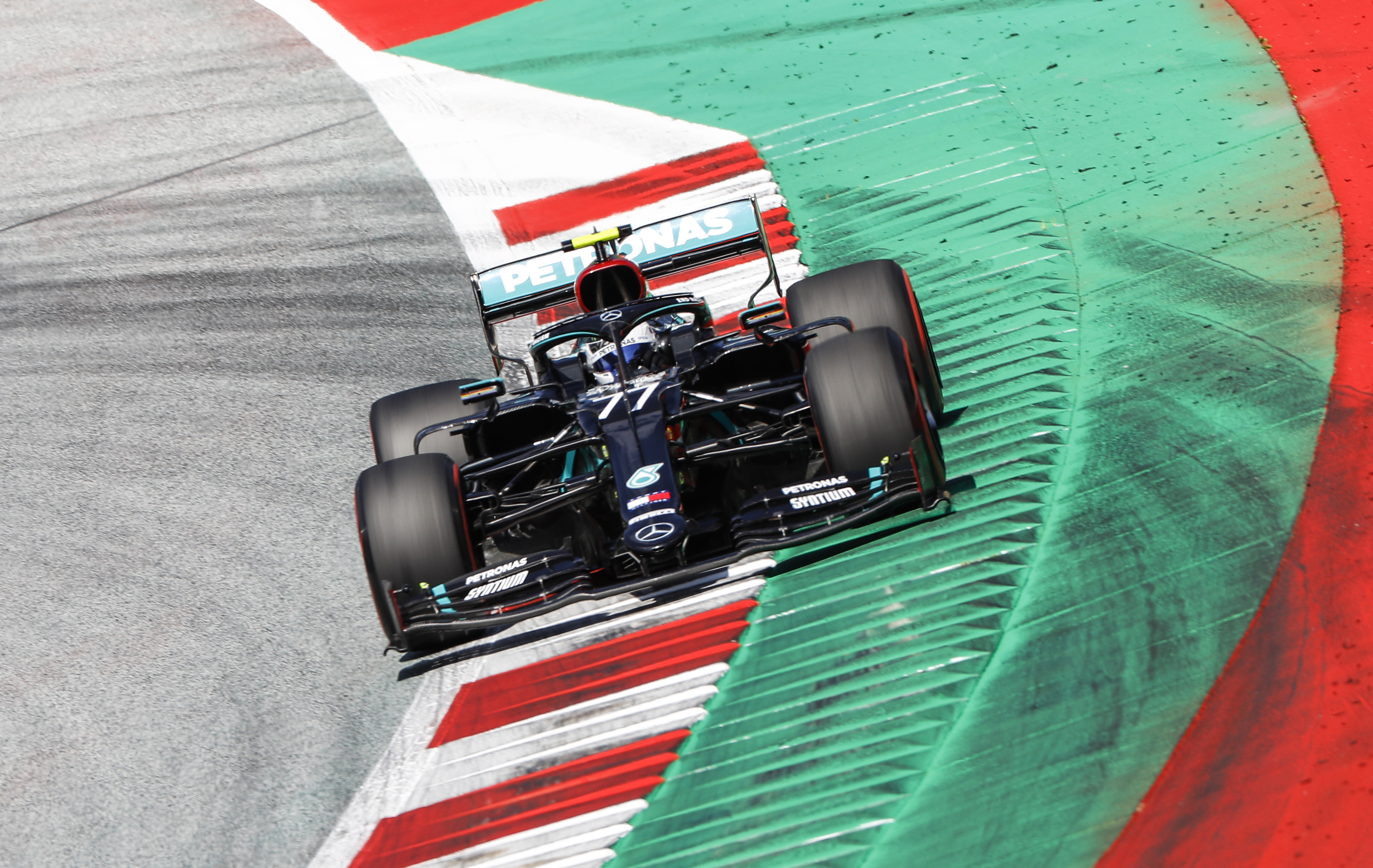 Bottas “roba” a Hamilton la pole position del GP de Austria