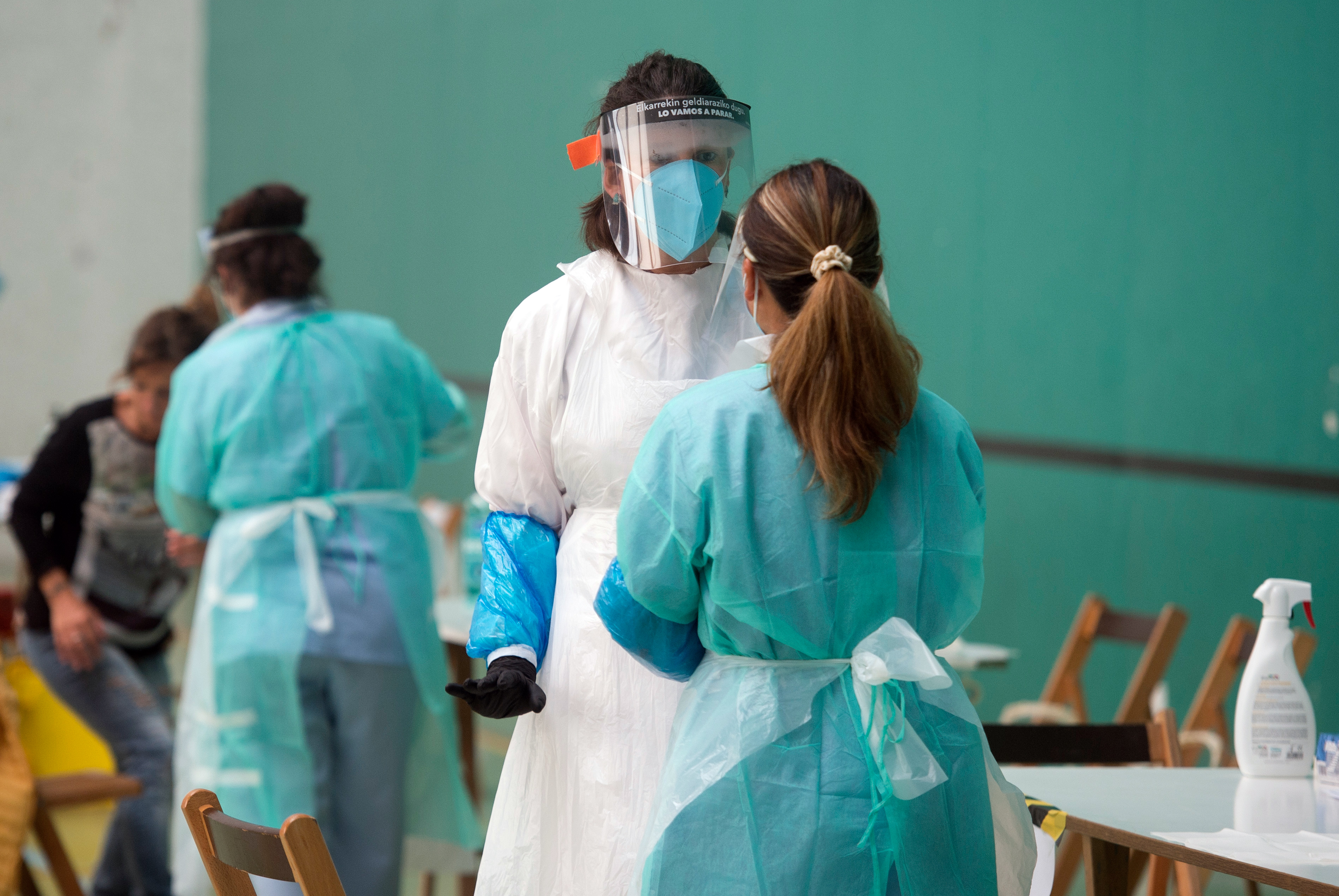 España trata de contener los rebrotes de coronavirus que avanzan por todo el país