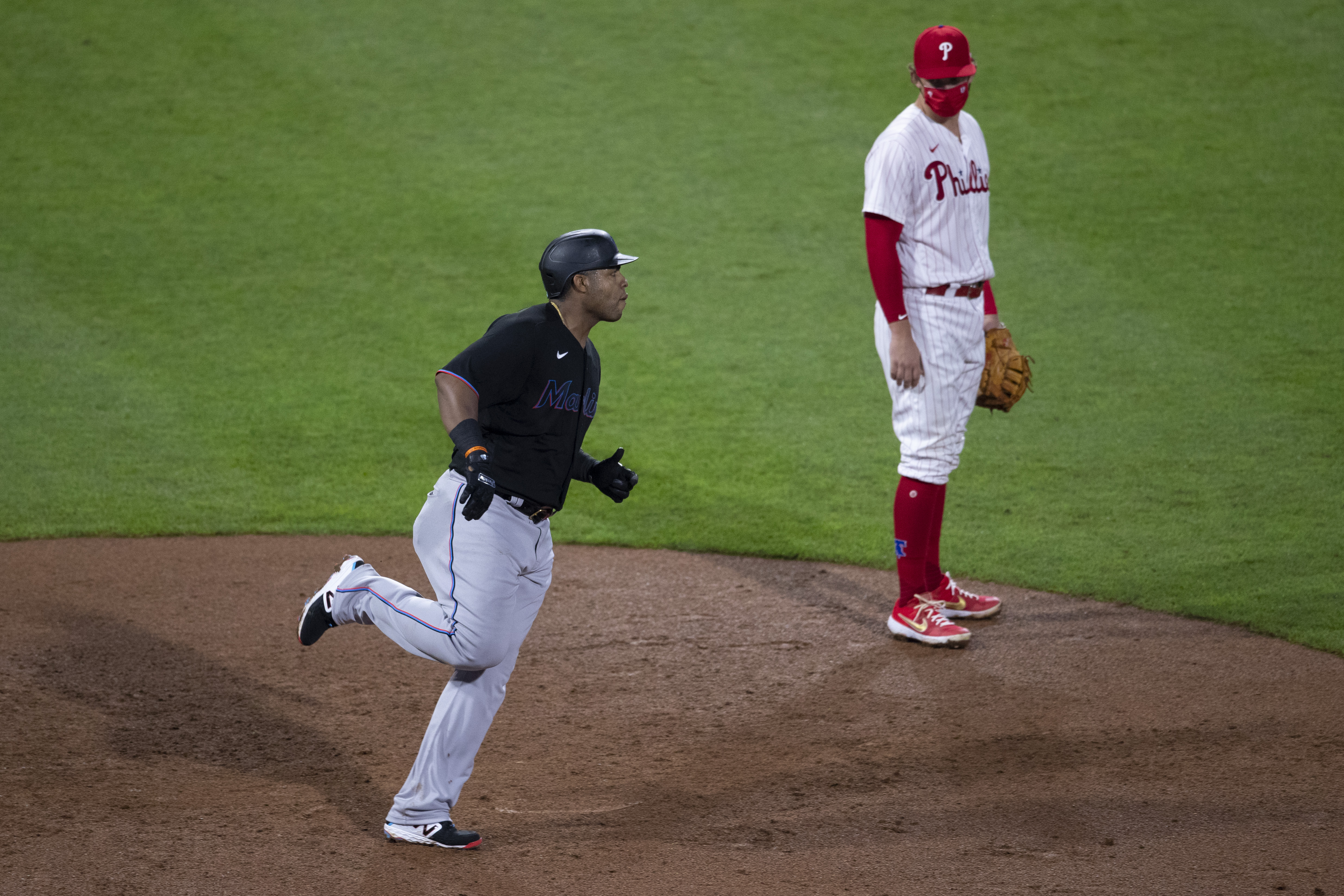 ¡Arepa power! El criollo Jesús Aguilar le aguó el debut a los Phillies con este TABLAZO (VIDEO)