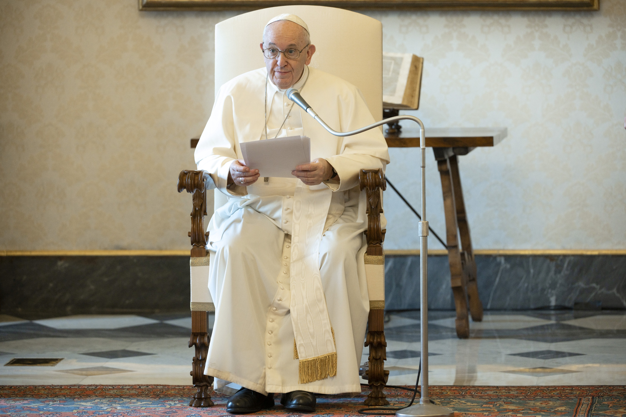 Vaticano insta a los obispos reportar casos de abuso sexual de menores a las autoridades