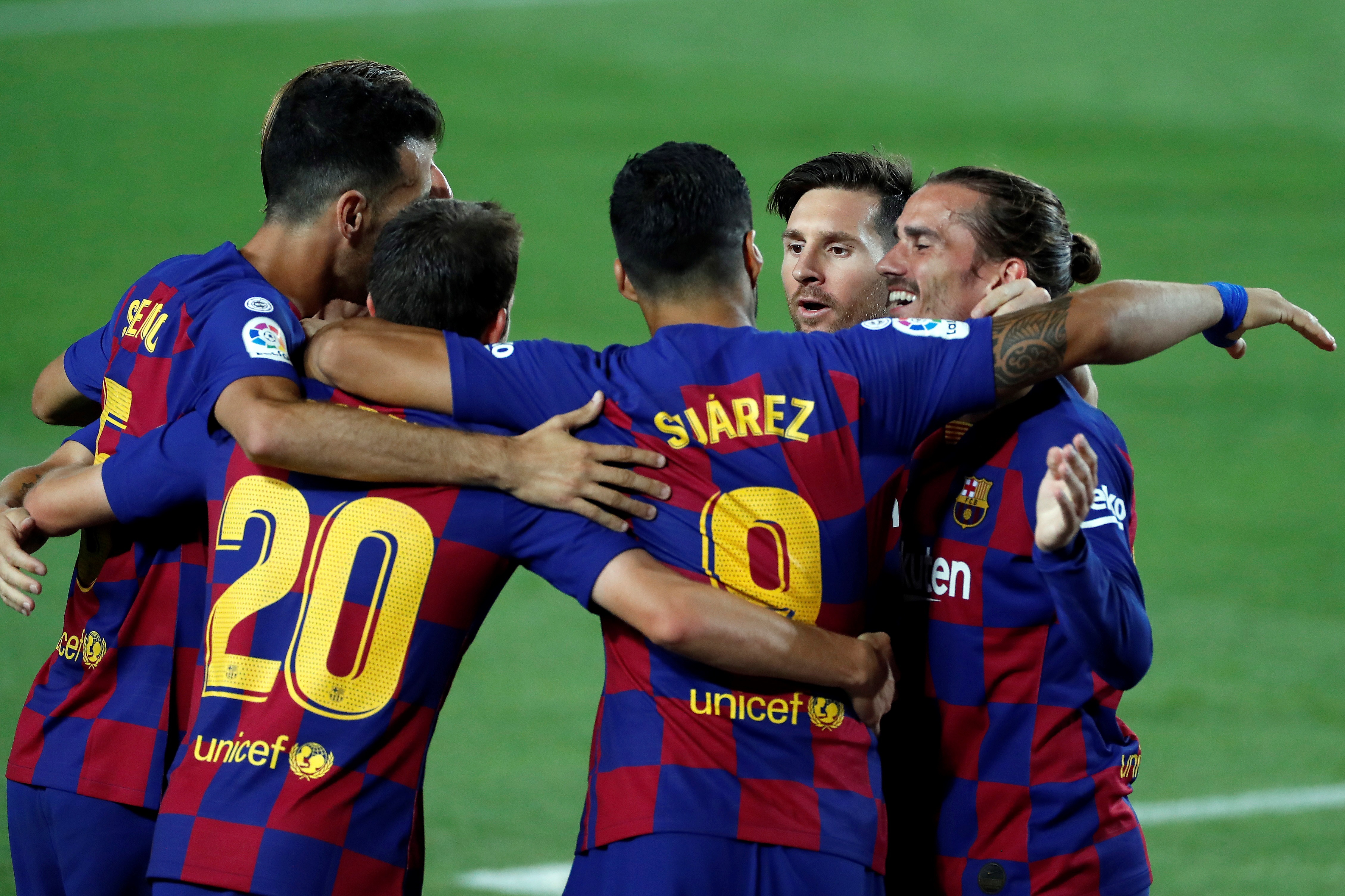 Barcelona mandó al Espanyol a segunda división y sigue en carrera por La Liga