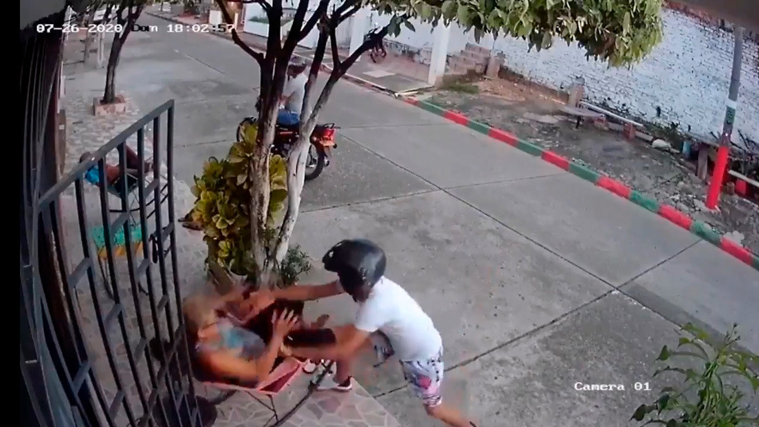 Colombia: Una mujer le dio su merecido a dos ladrones por tratar de arrancarle el celular (VIDEO)