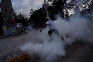 Un muerto y un bus quemado en una nueva noche de protestas en Chile por la pandemia