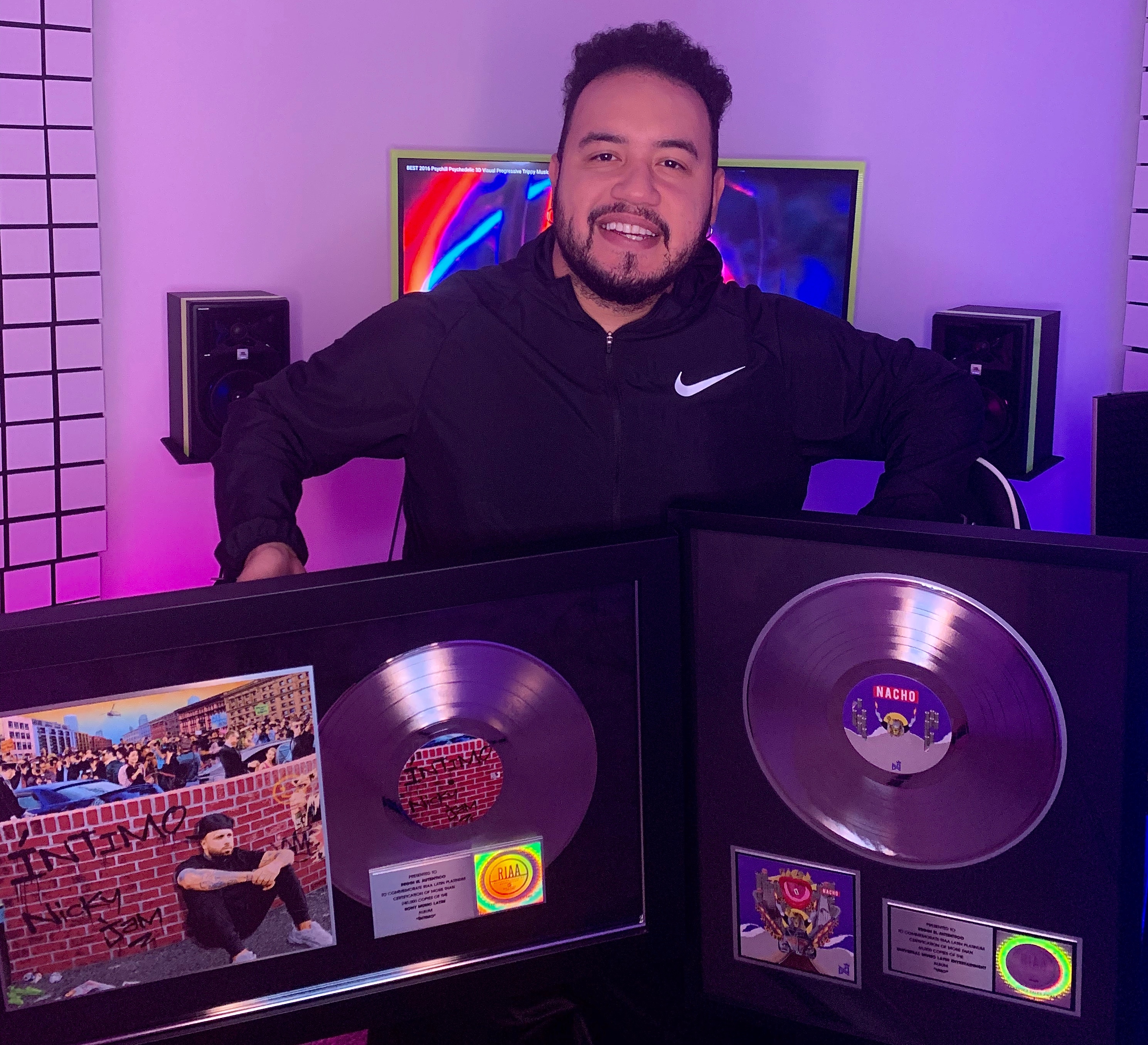 Por colaboraciones con Nicky Jam y Nacho: “Reggi El Auténtico” recibió dos Discos de Platino