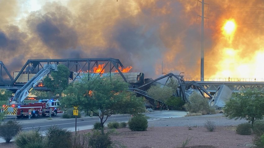 Descarrilamiento de tren en Arizona ocasionó incendio y colapso de un puente
