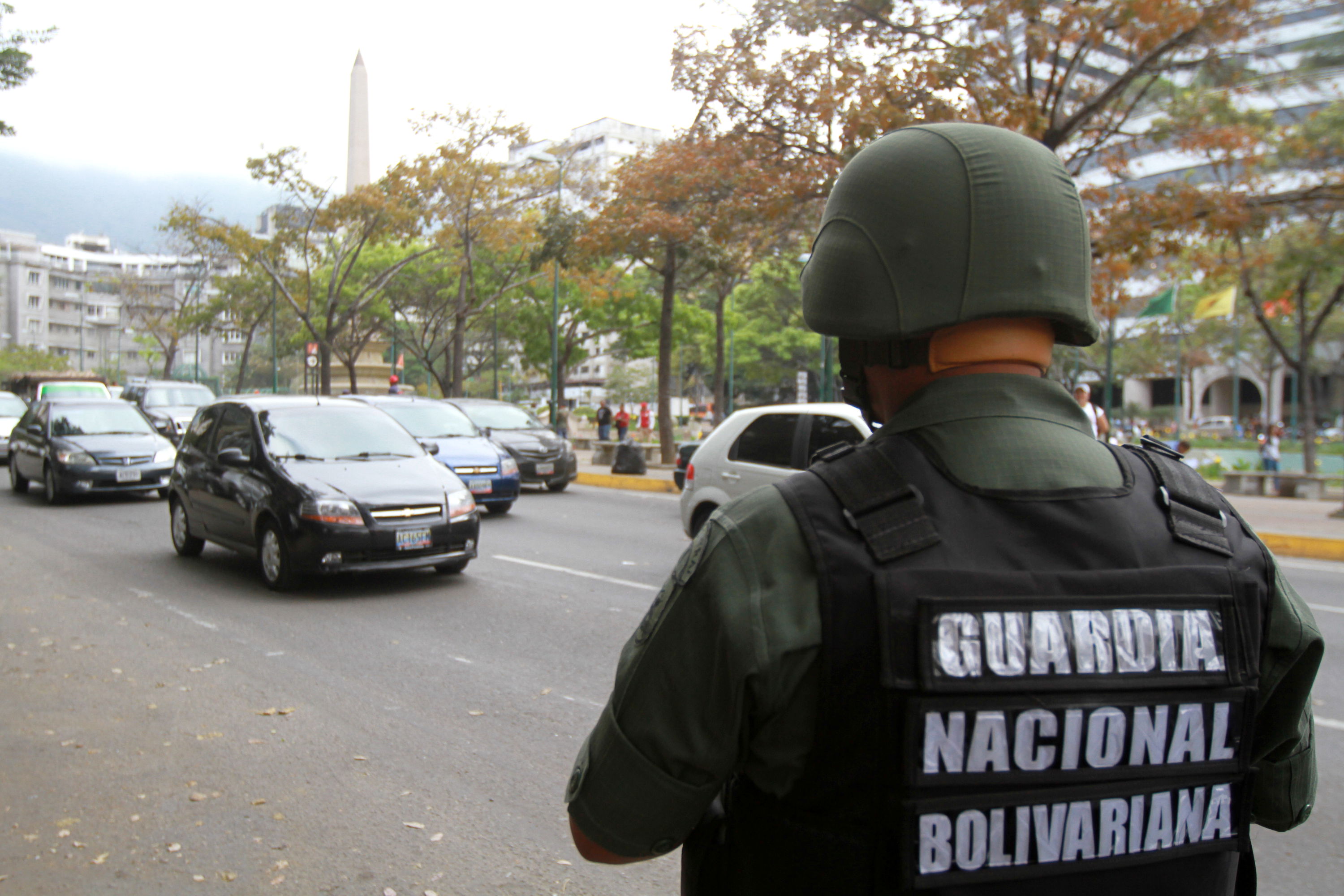 Periodista Luis López permanece esposado en el destacamento de la GNB en Maiquetía