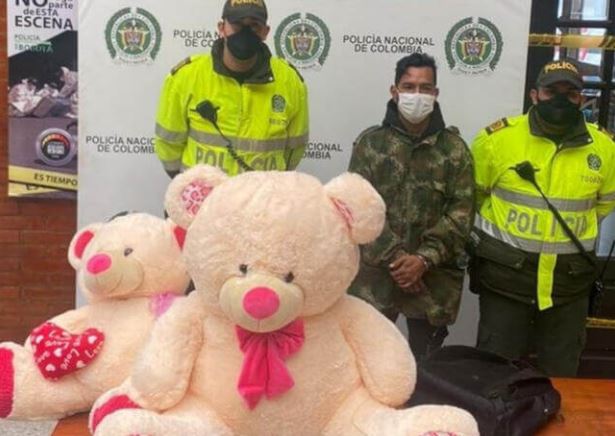 Venezolano quería pasar marihuana en un aeropuerto de Colombia… dentro de un “narcopeluche” (FOTO)