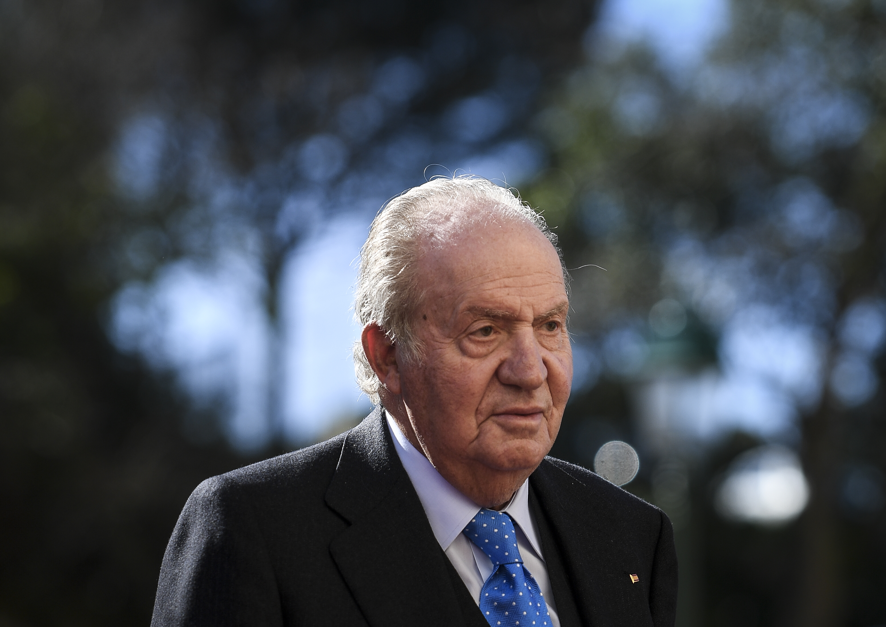 El rey emérito Juan Carlos I sigue amenazado por las investigaciones tras un año de exilio