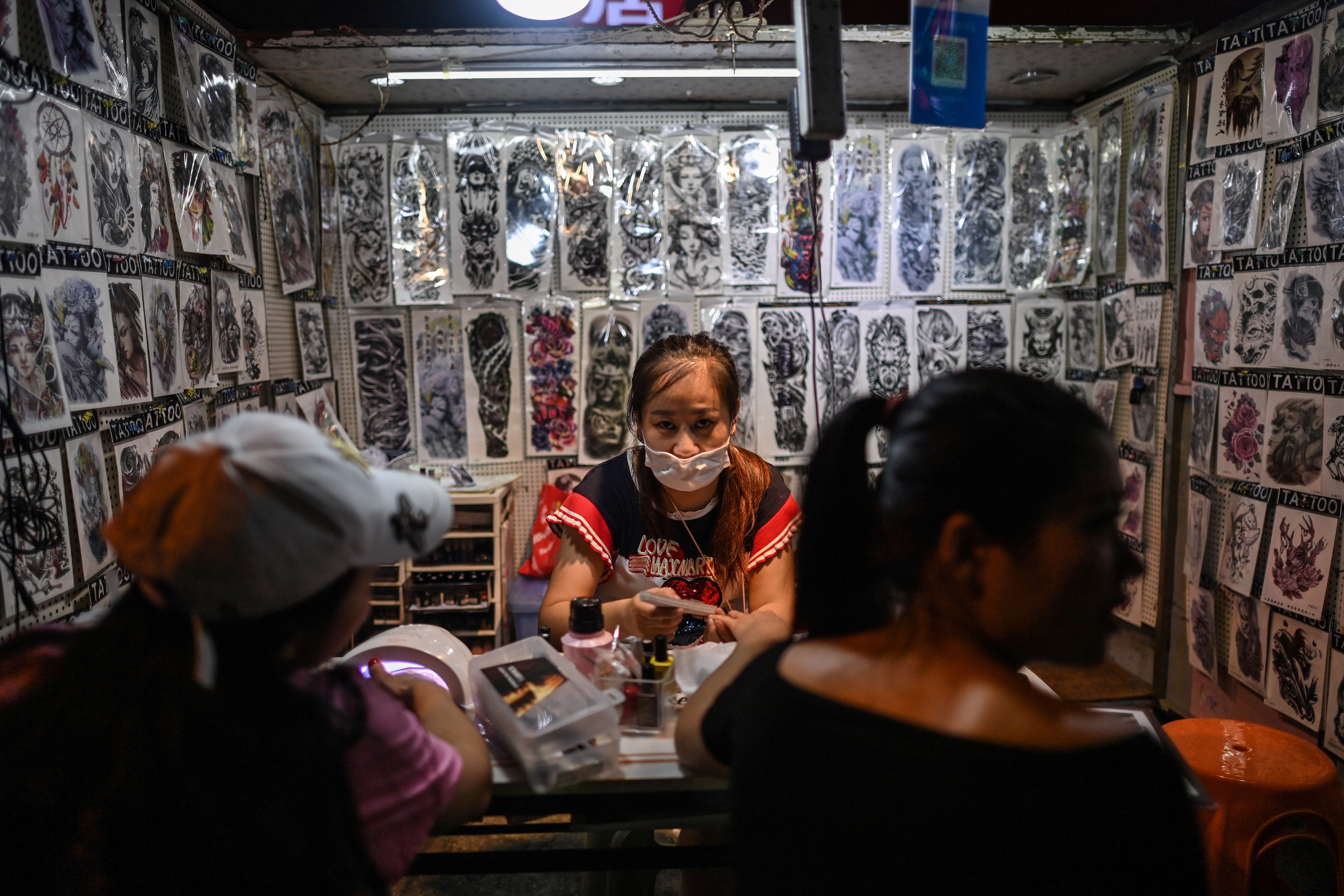 En el epicentro de la pandemia, los habitantes de Wuhan abandonan la mascarilla (Fotos)