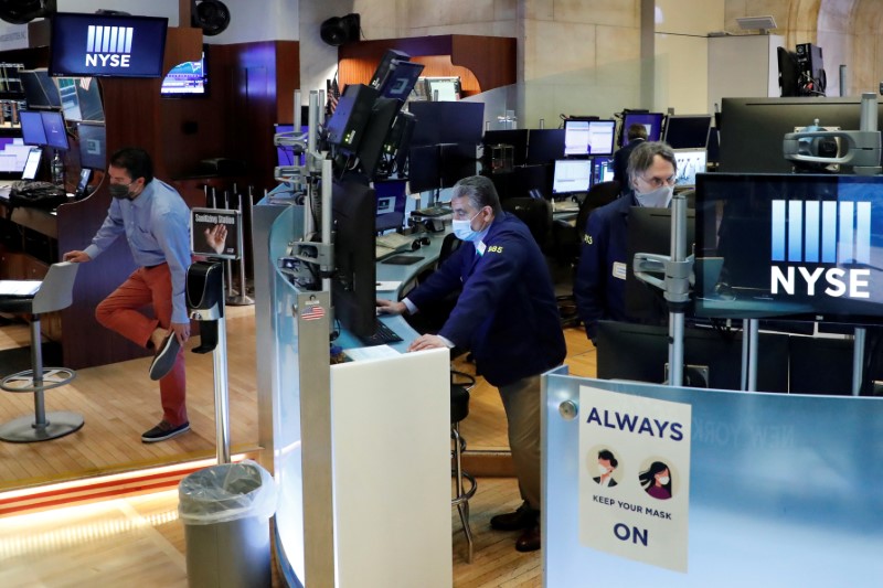 Ganancias y Microsoft impulsan a Wall Street mientras inversores esperan estímulos