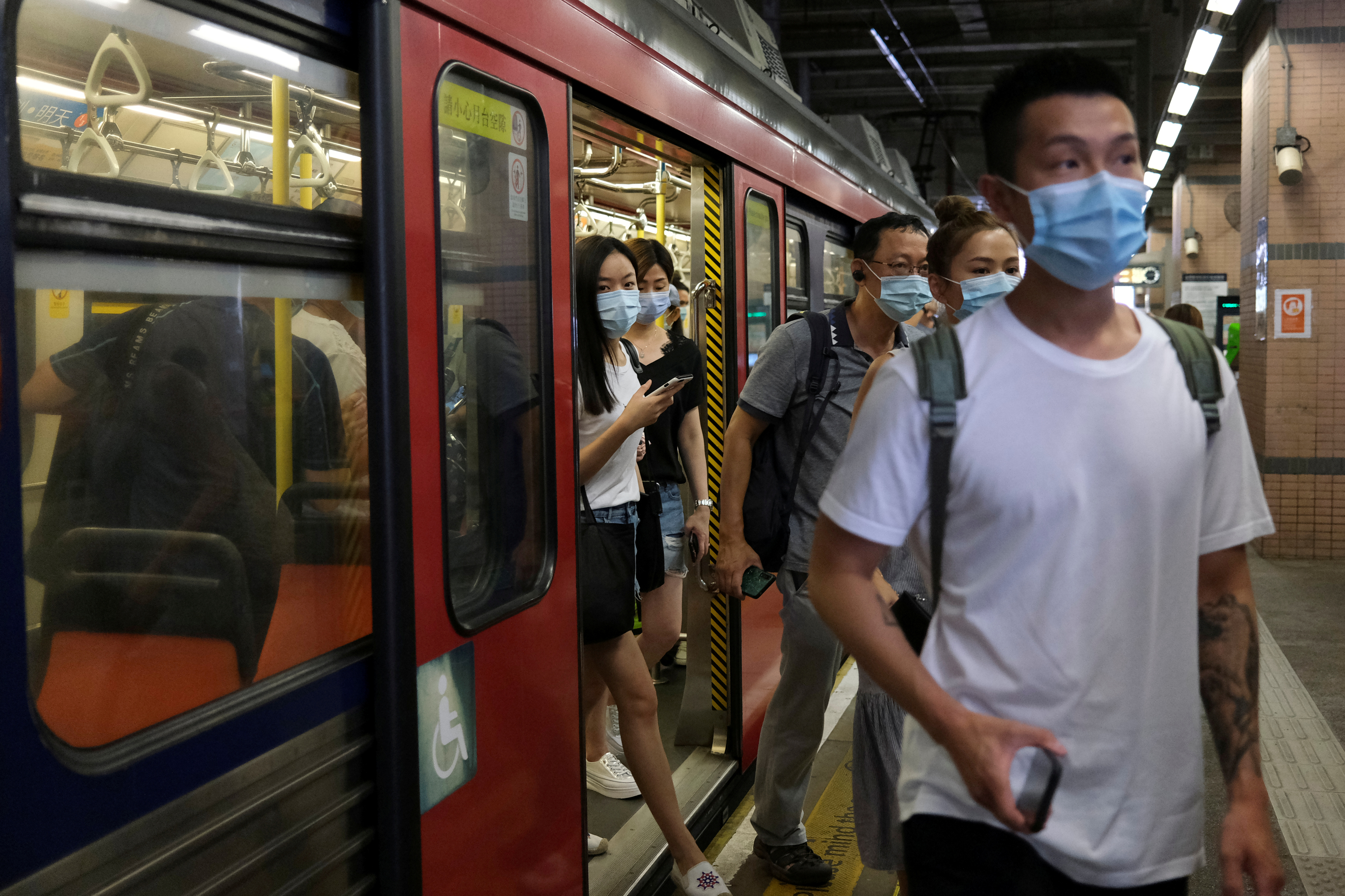 Hong Kong registra 85 nuevos casos de coronavirus en plena lucha contra una tercera ola