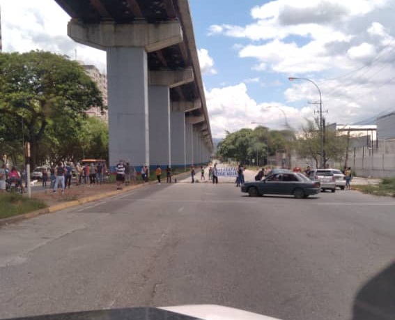 EN FOTOS: Vecinos de Nueva Casarapa protestan en la Intercomunal de Guarenas por la falta del agua potable #16Ago