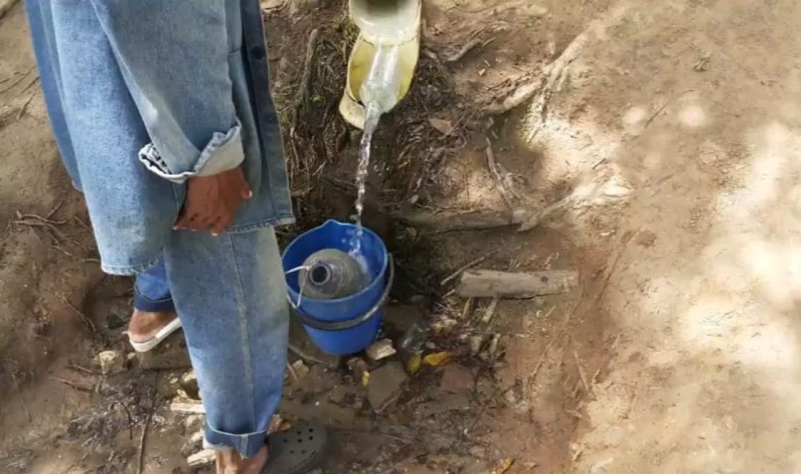 El “baño a tobito” de forma indefinida en Bolívar: Las regaderas quedaron en desuso por la crisis del agua