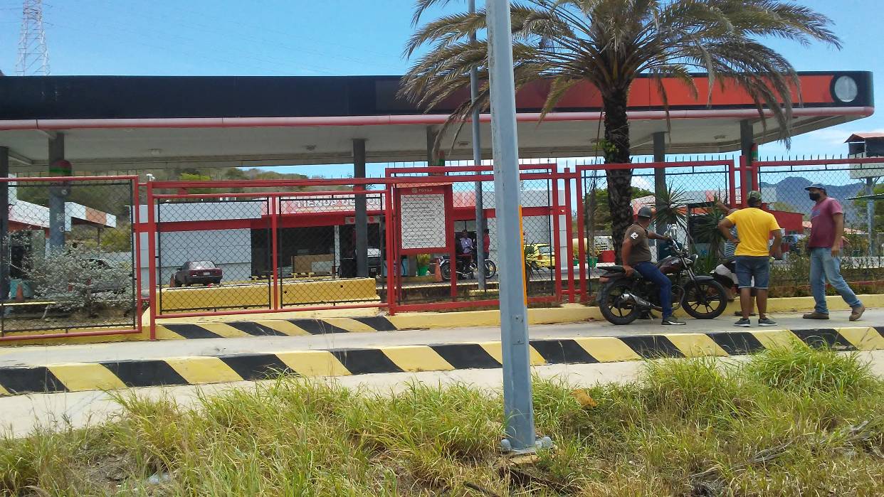 Cuerpo de seguridad en Nueva Esparta arremete contra quienes intentan adquirir gasolina