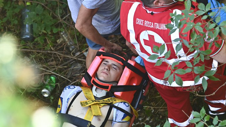 El ciclista belga Remco Evenepoel sufre grave caída en el Giro de Lombardía (Video)