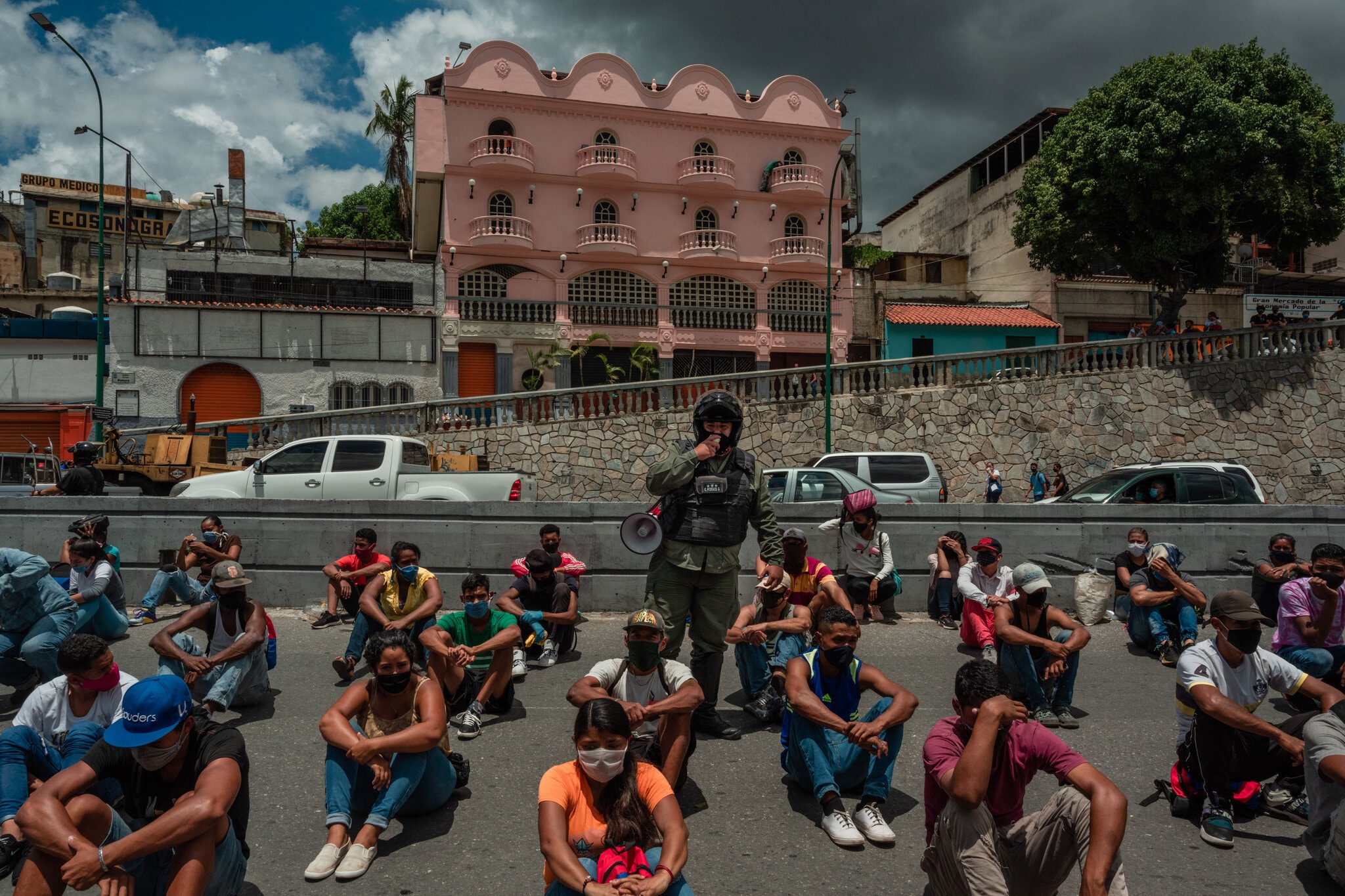 Entre fuegos artificiales, el régimen chavista reportó 464 nuevos contagios por Covid-19