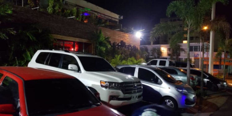 Le bajaron dos a una “coronaparty” dentro del restaurante “Muerde la Carne” de Maracaibo (VIDEOS)