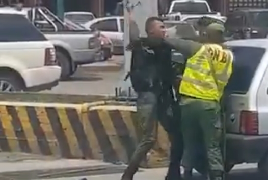 Funcionarios de la GNB y Cicpc protagonizan una salvaje golpiza en cola por gasolina (VIDEO)