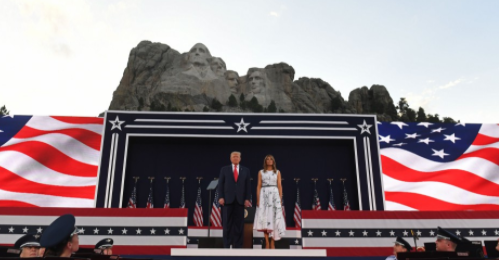 Trump desmintió haber sugerido plasmarse en el monte Rushmore pero acotó que es “una buena idea”