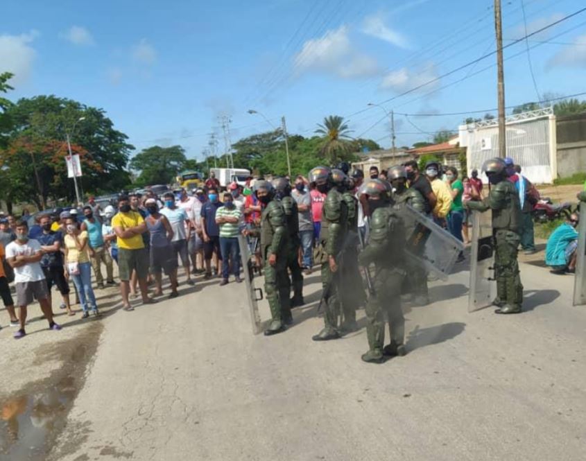 En video: Vecinos de Porlamar protestaron por falta de gasolina este #12Ago