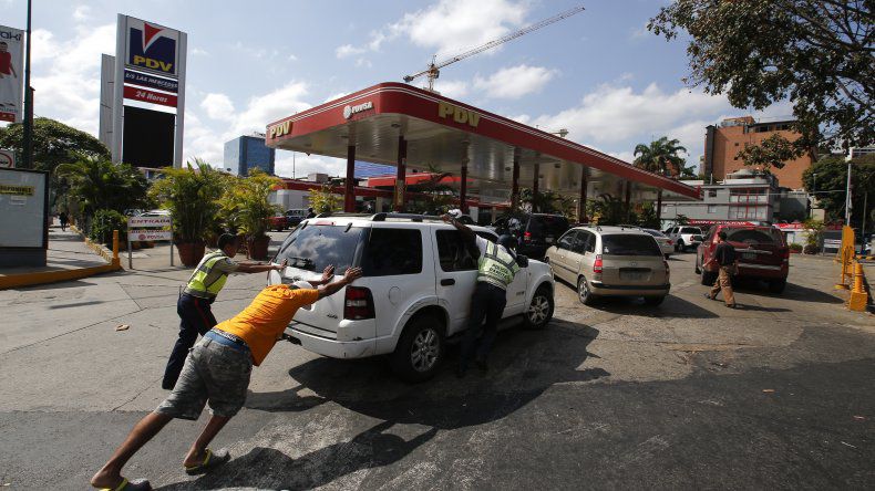 Escasez de gasolina en Caracas empeora, más de doce horas en colas sin seguridad de surtir su vehículo