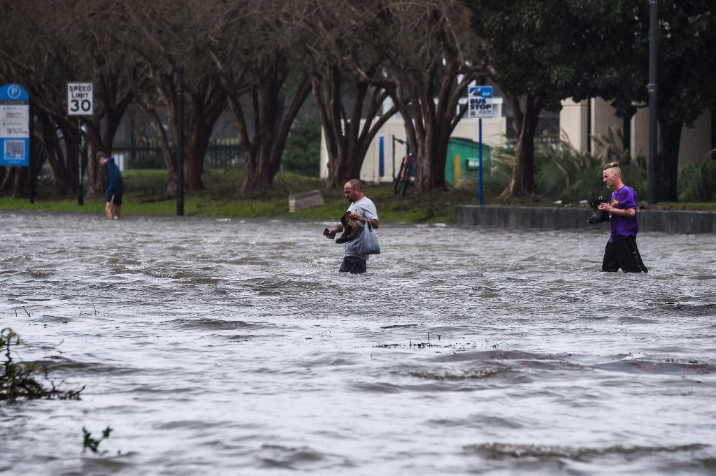 Sally produce inundaciones tras golpear el sur de EEUU como huracán