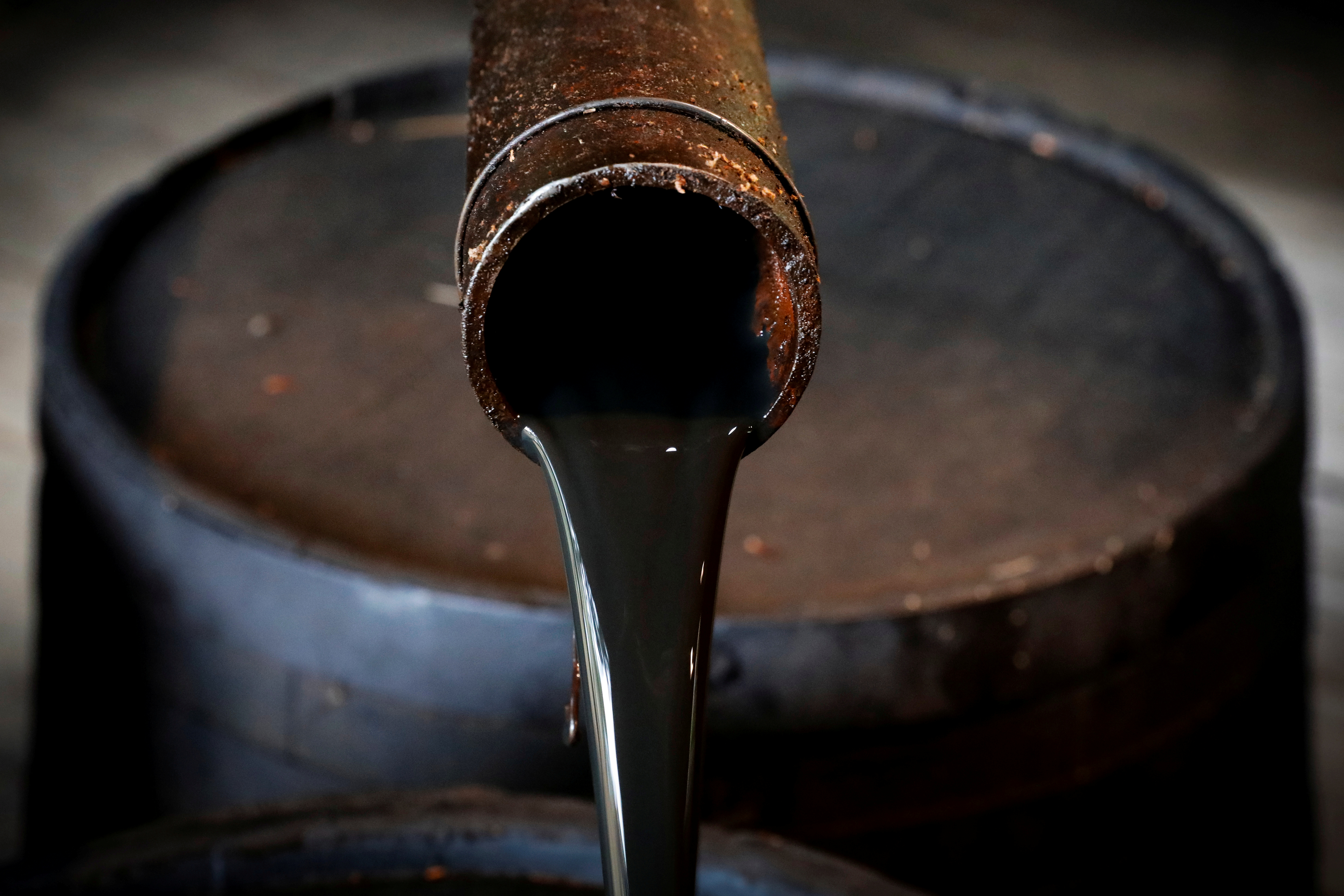Petróleo avanza ligeramente luego de cifras de reservas en EEUU