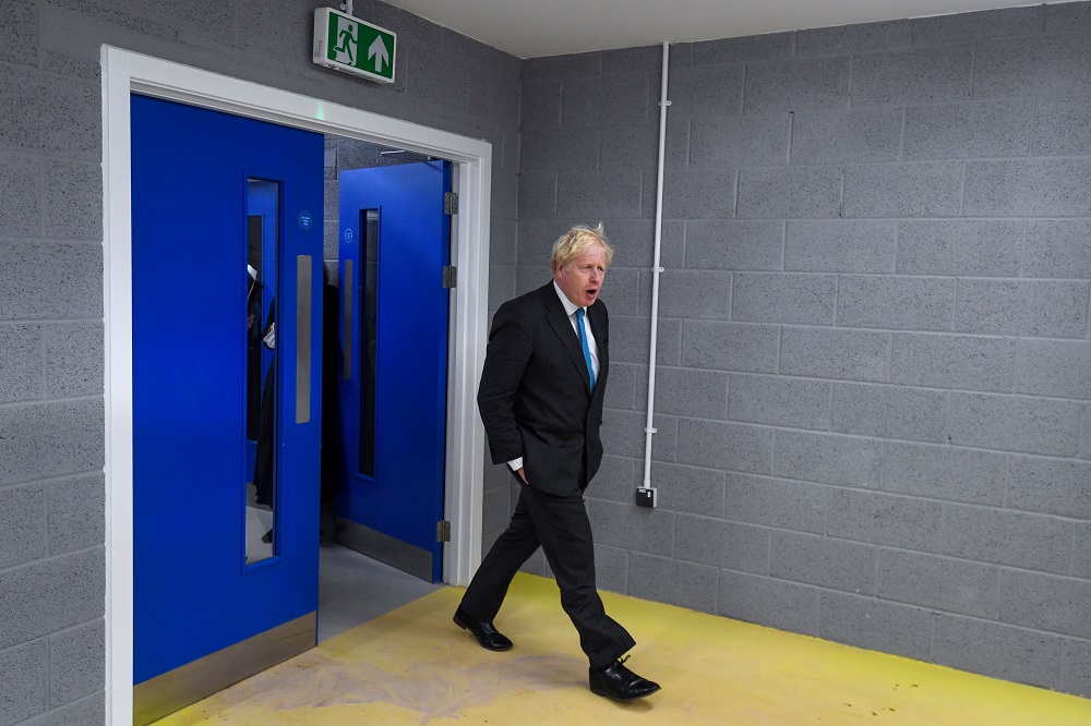 Boris Johnson se disculpa por confundirse con las normas contra el coronavirus en rueda de prensa