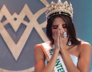 El momento más incómodo: Lo que le hizo la reina saliente a una de las ganadoras del Miss Venezuela 2020