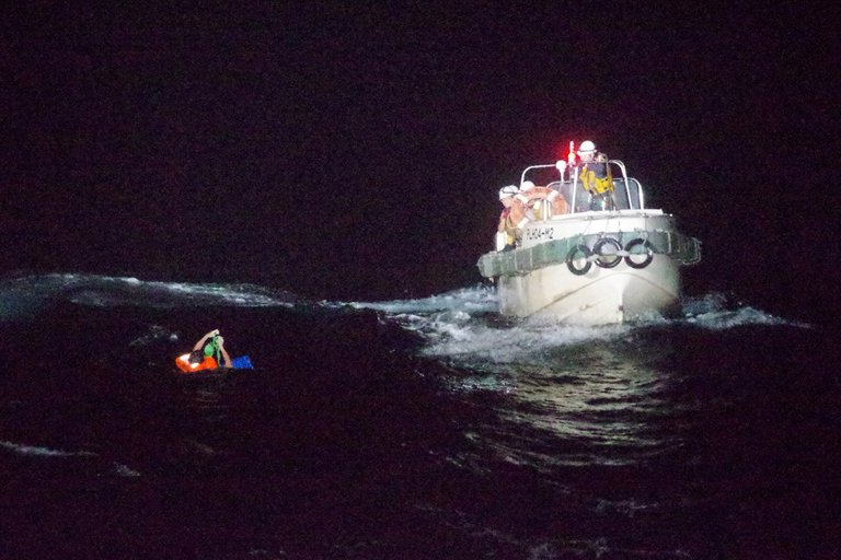 Un muerto confirmado y 41 marinos desparecidos en naufragio cerca de Japón