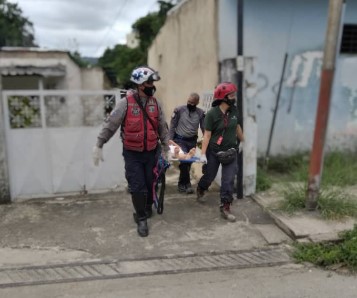 Bomberos de Aragua y Ángeles de la Autopista practicaron RCP a un hombre en el sector El Limón de Maracay (VIDEO)