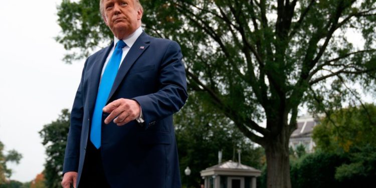 Trump toma ventaja frente a Biden en encuesta con votantes de Texas