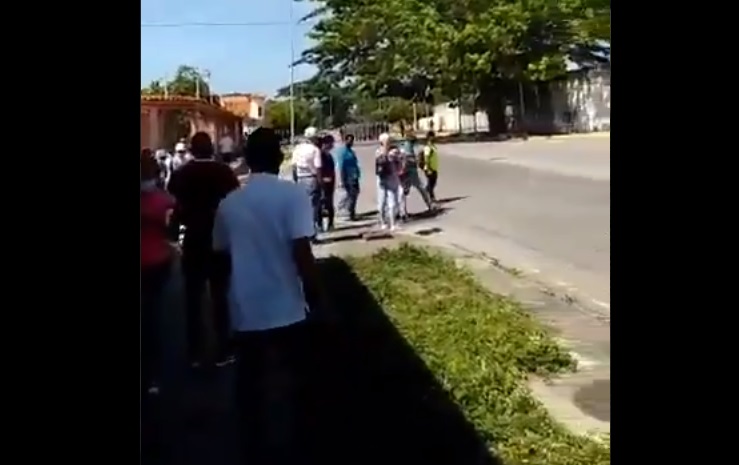 EN VIDEO: Esbirros del régimen reprimen a vecinos que protestan por falta de servicios en Yaracuy #26Sep