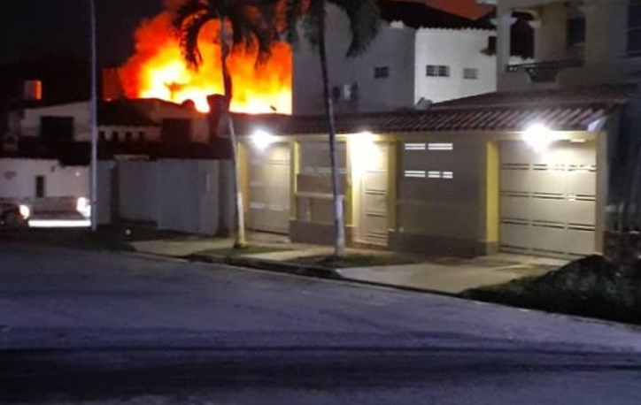 En Video: Estallido de un vehículo provocó fuerte incendio en una vivienda de Valencia