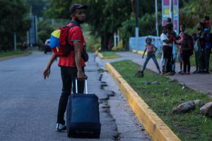 Niño venezolano se desmayó luego de llegar a Chile caminando (VIDEO)