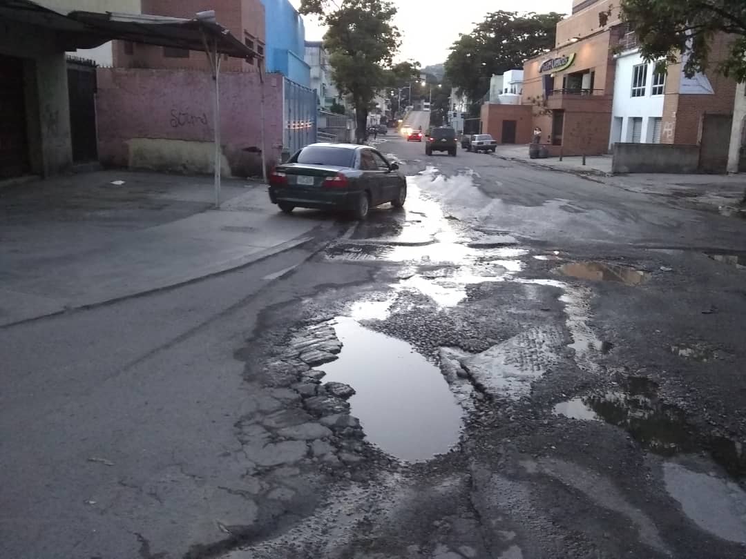 Vecinos de la parroquia San Pedro de Caracas viven entre huecos y botes de agua