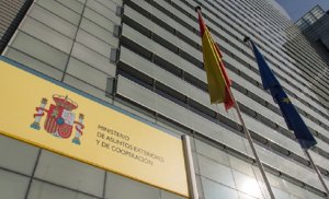 España acusa al régimen de Maduro de violar la Convención de Viena al detener personal de su Embajada y registrar sus viviendas