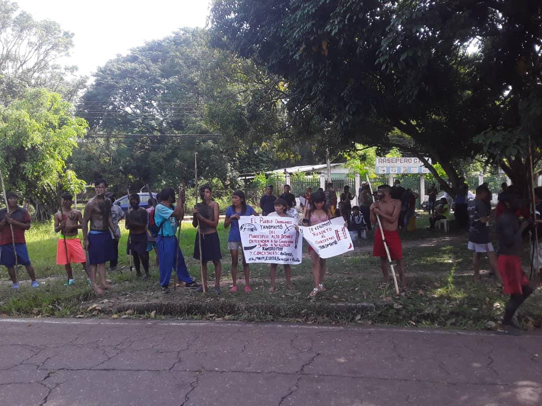 Indígenas Yanomami protestan en la sede del circuito judicial de Puerto Ayacucho este #20Oct (FOTOS)