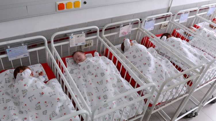 Dos familias se llevaron el bebé equivocado del hospital y lo criaron como suyo por cuatro años (+Reencuentro)