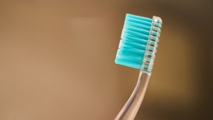 Después de haber tenido Covid-19, ¿hay que cambiar el cepillo de dientes?
