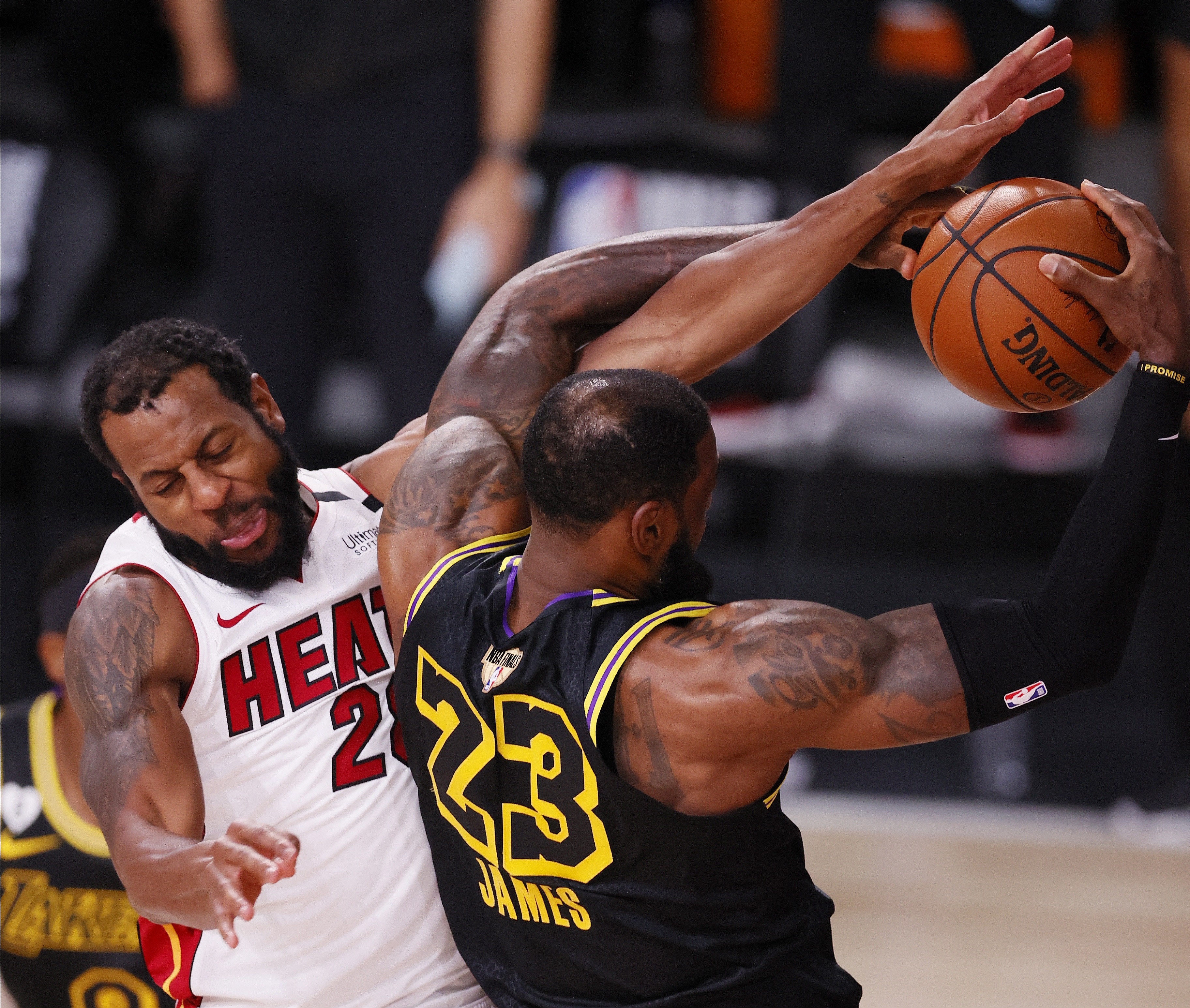 El pase de LeBron James en los últimos segundos a Green desató el debate en la NBA