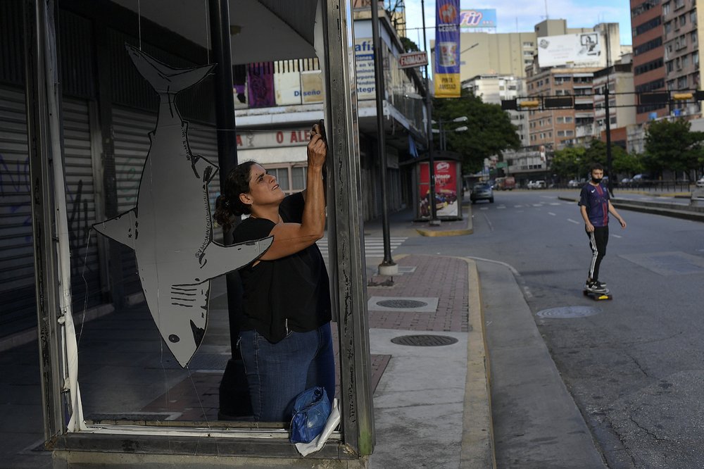 AP: Artista exhibe sus lienzos de cartón en las paradas de buses de Caracas