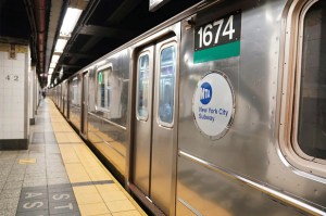 Hallaron muerto a un hombre dentro del Metro en Brooklyn
