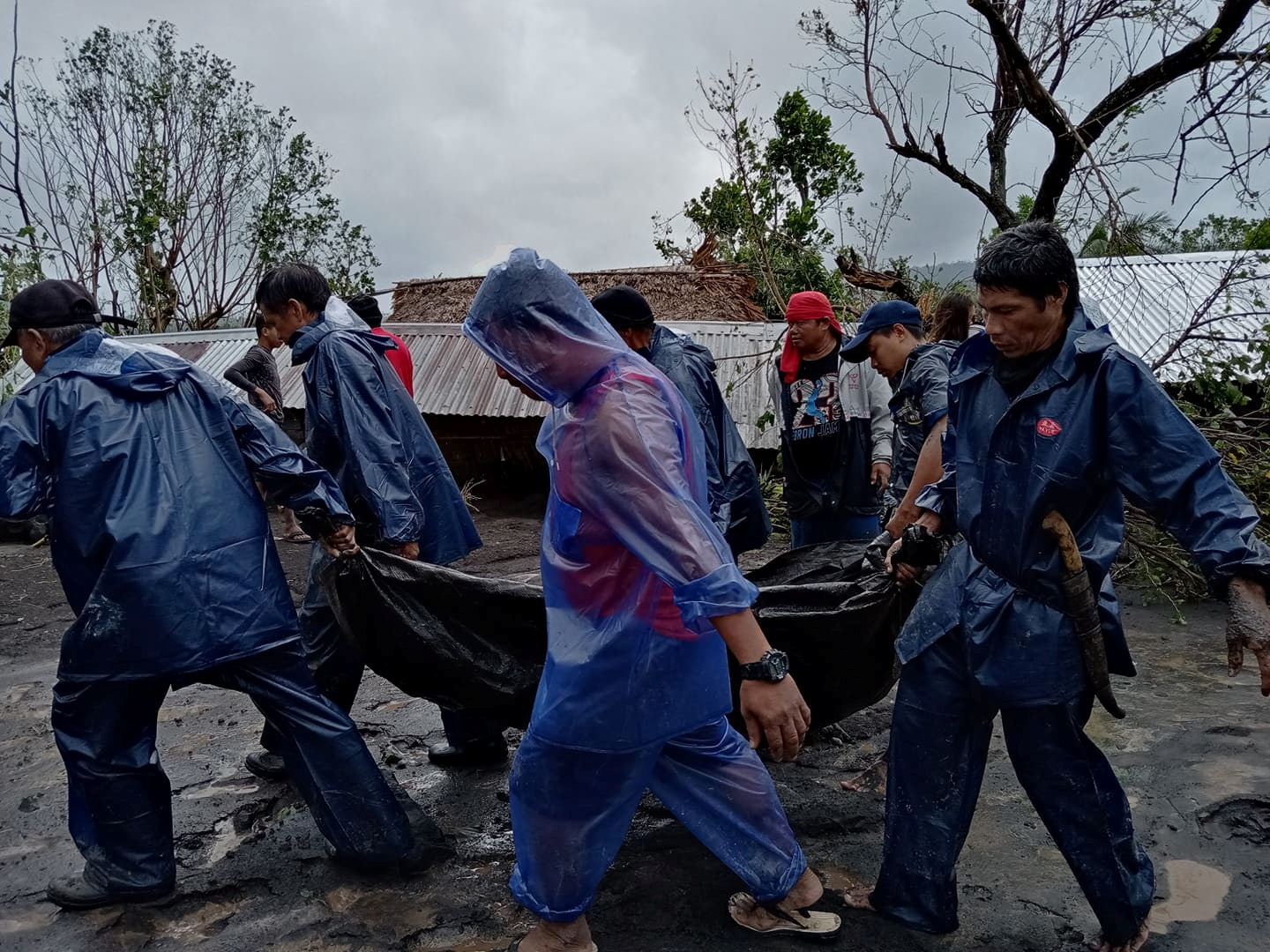 Suben a 48 los muertos por el tifón Vamco en el norte de Filipinas