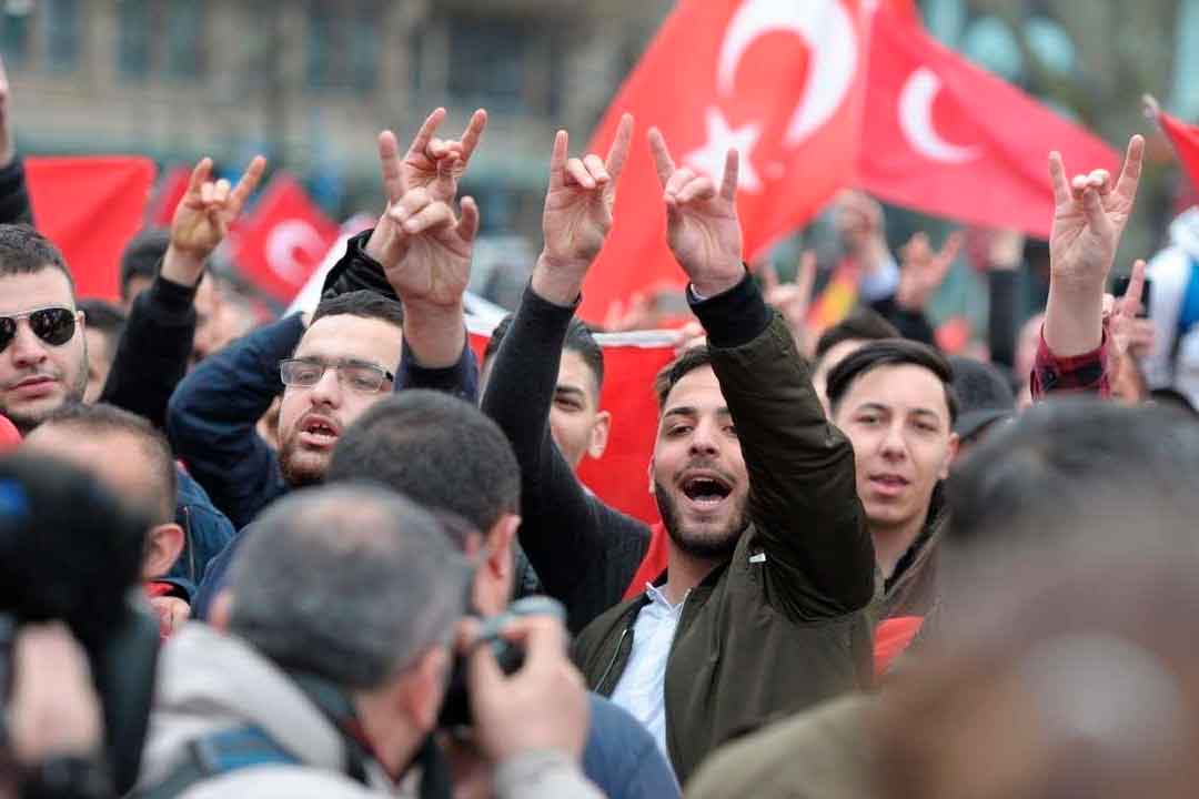 Gobierno francés disolverá el grupo Lobos Grises, movimiento ultranacionalista turco